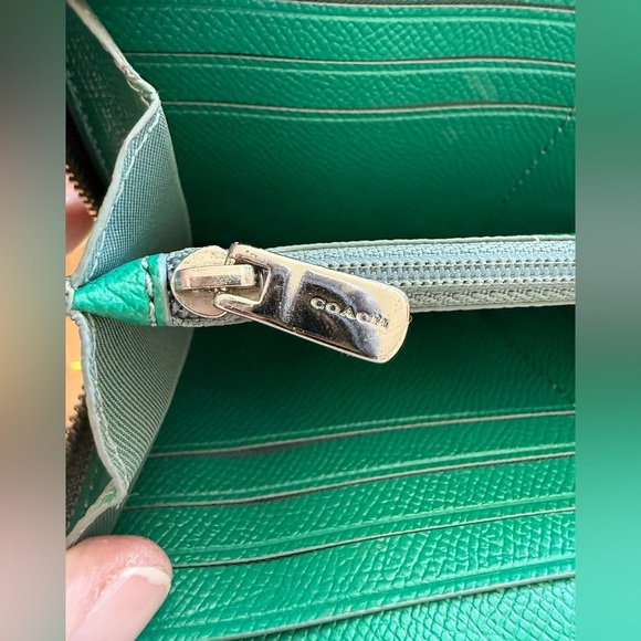 COACH Women's Crossgrain Leather Accordion Zip Wallet Gray With Green Interior - Picture 6 of 6